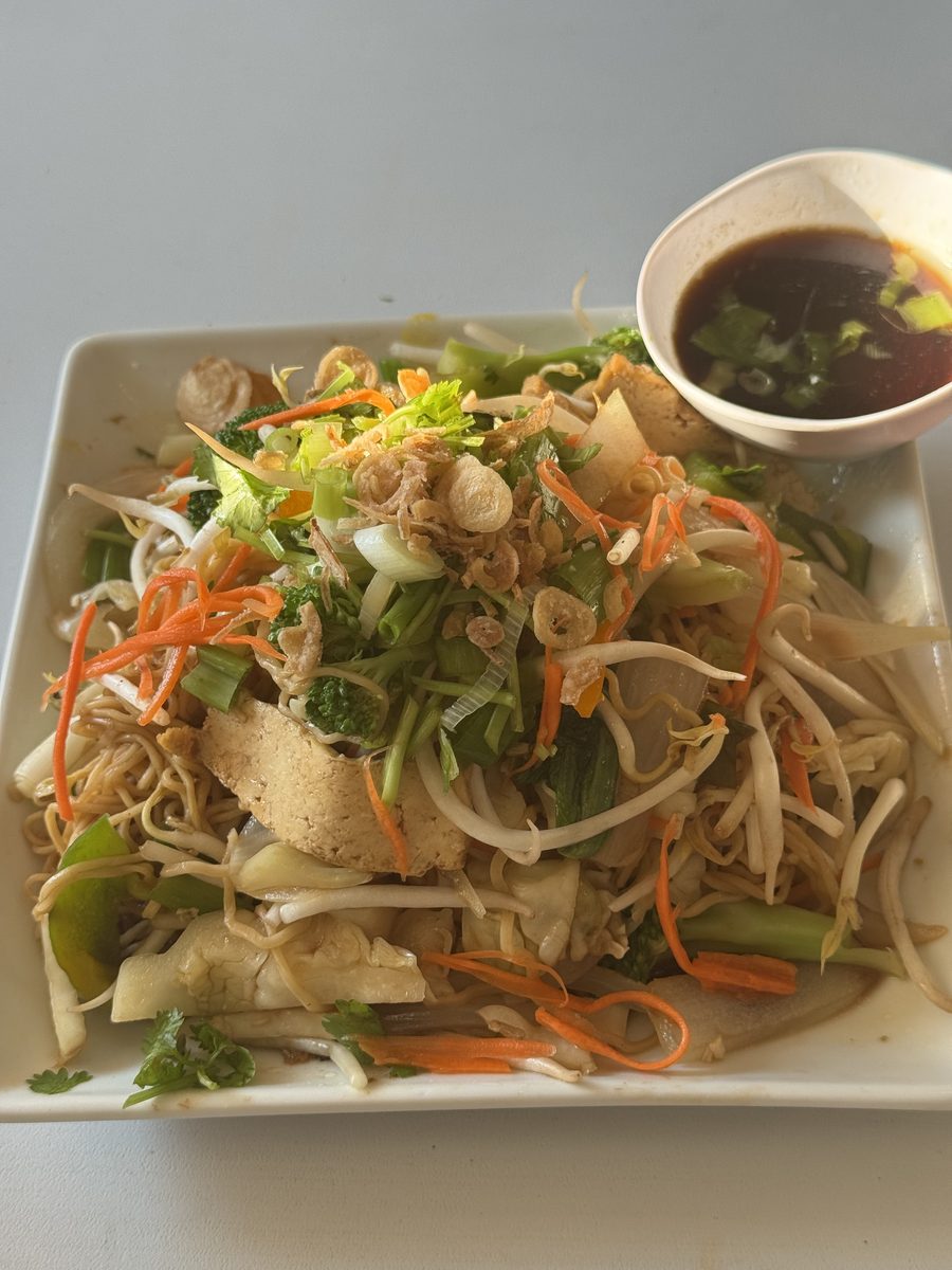 Pad Thai rice noodles with bean sprouts, crushed peanuts and lime